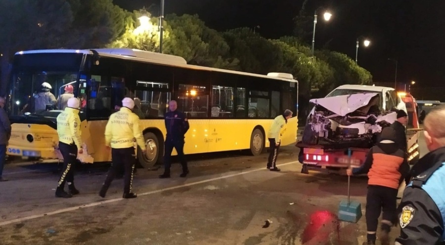İETT otobüsü ile otomobil çarpıştı: 3 yaralı