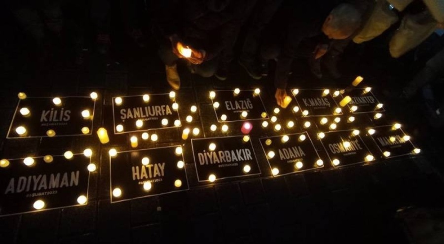 Avukatlar depremde kaybettikleri meslektaşlarını İstanbul Barosu önünde andı