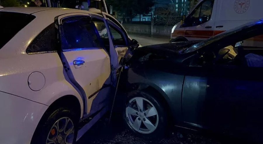 Elazığ'da iki otomobil çarpıştı: 7 kişi yaralandı