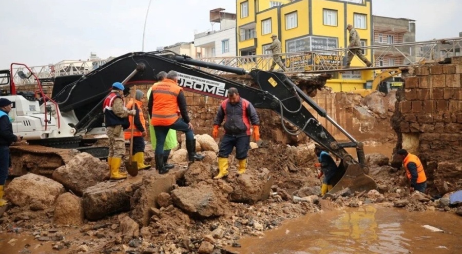 Selde kaybolan 3 kişi hala aranıyor