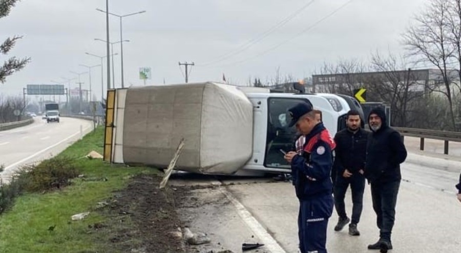 Bursa İnegöl'de kamyonet devrildi