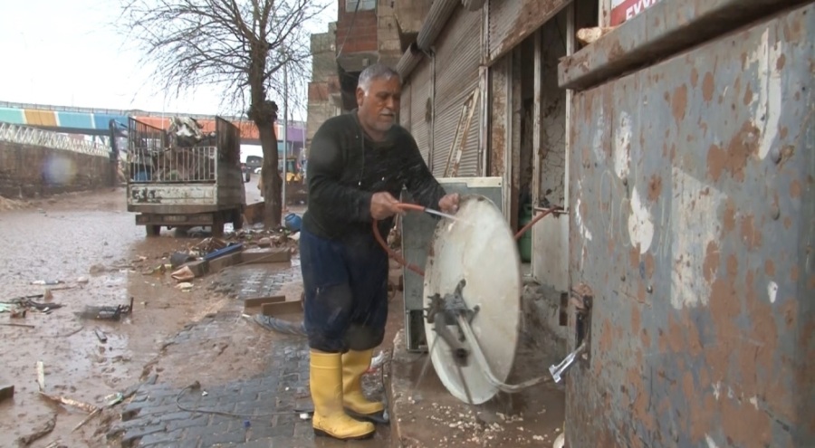 Şanlıurfa'da hortumla çanak anten yıkadı