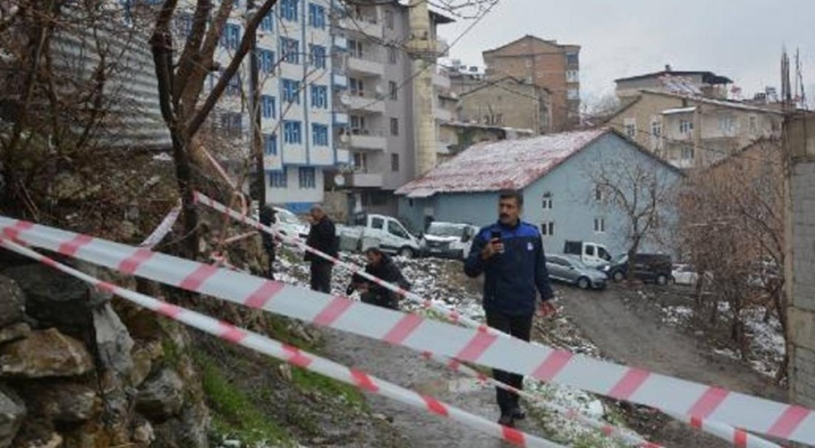 Hakkari'de istinat duvarı çöktü; 3 ev tahliye edildi