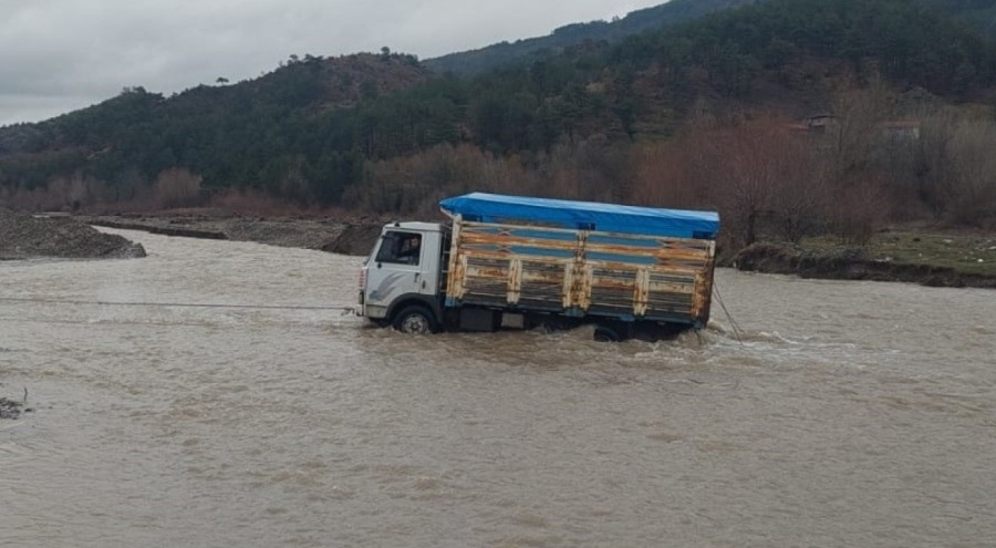Dereden geçmek isteyen 3 kişi ölümden döndü