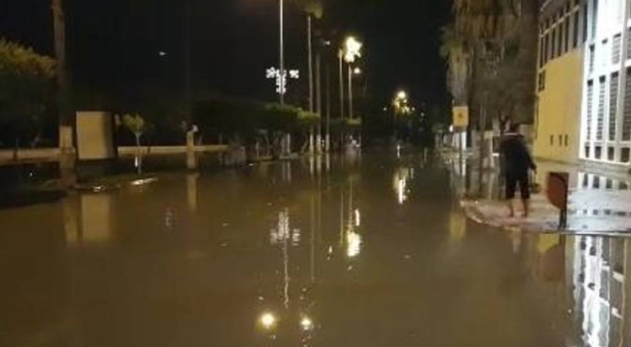 İskenderun'da deniz yükseldi, caddeler göle döndü