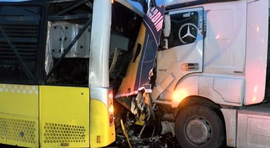 Tır, yol bakım aracı ve İETT otobüsüne çarptı: 2 ölü 2 yaralı