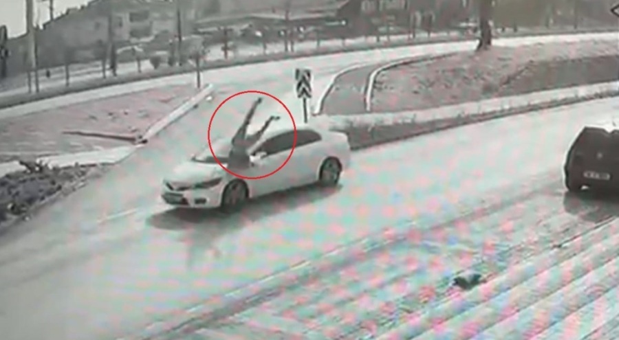 Bursa İnegöl'de otomobilin yayaya çarptığı kaza, kameralara yansıdı