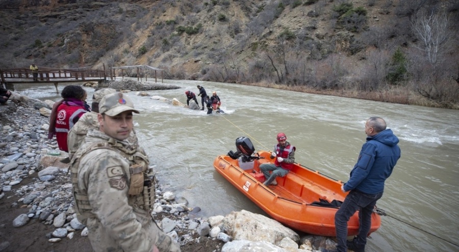 Çaya düşen otomobildeki 2 kişi yaşamını yitirdi