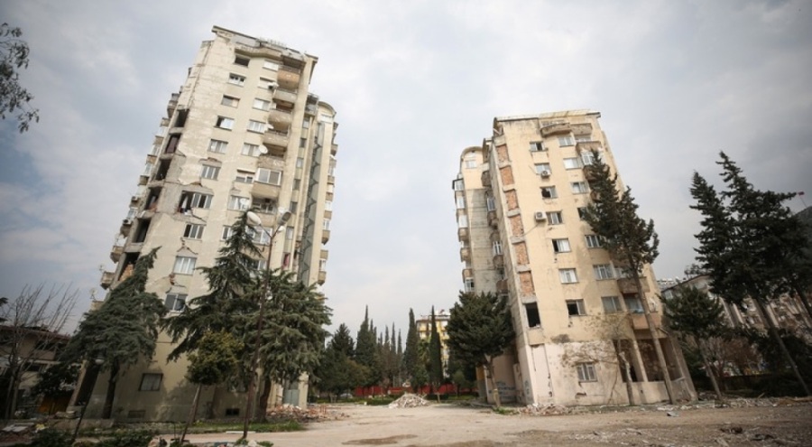 Hatay'da yıkılan binaların bulunduğu sitede iki blokta güçlendirilme yapılmış! 60 kişi hayatta kaldı