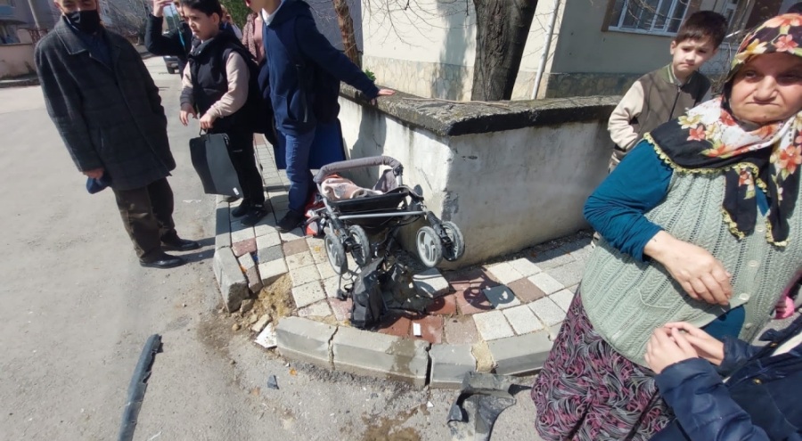 Bursa'da kontrolden çıkan otomobil dehşet saçtı : Anne ve 2 çocuğu yaralı