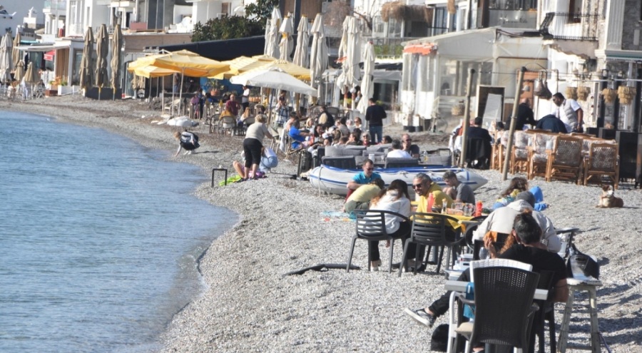 Bodrum'da sıcak havada denize girdiler