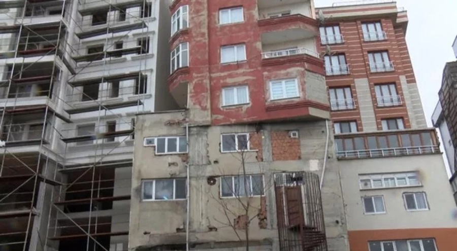 Sosyal medyada çok konuşulan apartman yarın yıkılıyor