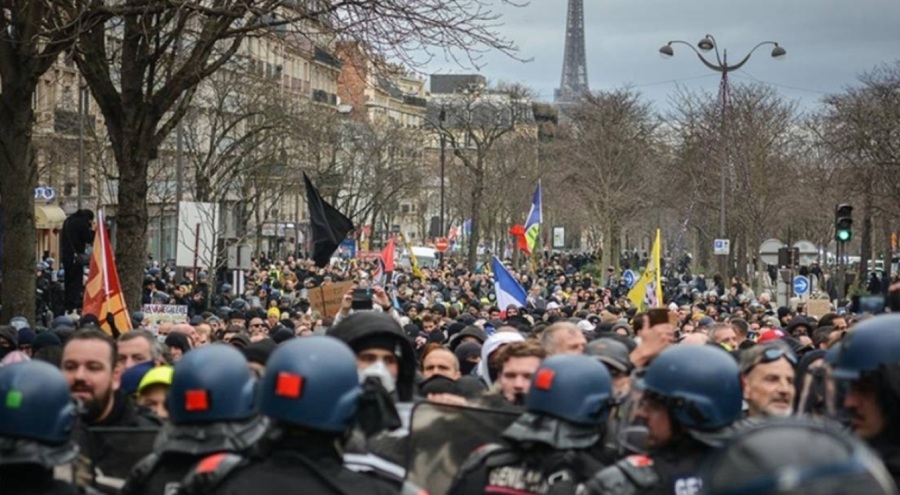 Fransa'da emeklilik reformu nihai olarak kabul edildi