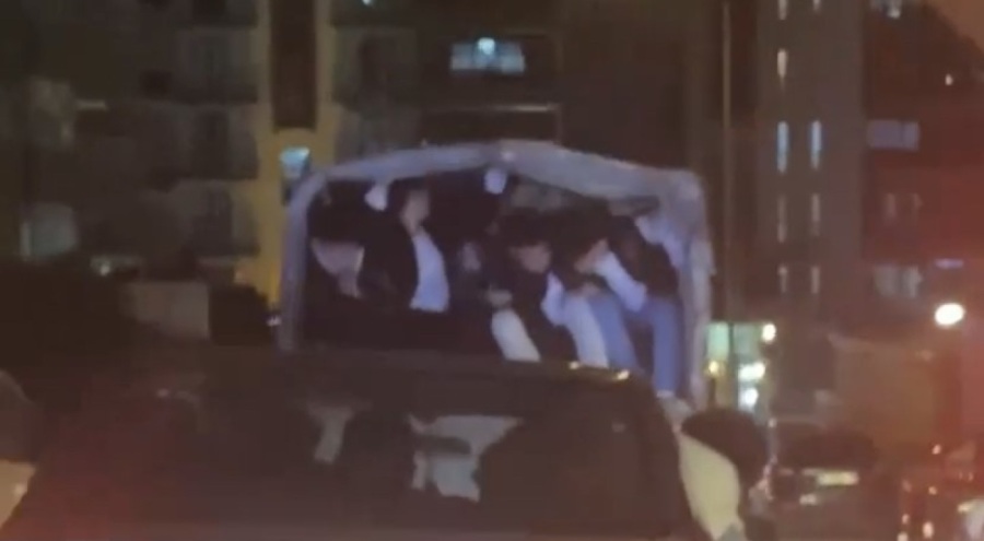 Bursa'da kamyonet kasasında tehlikeli yolculuk