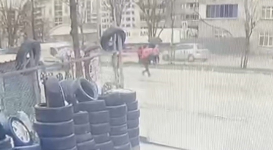 Bursa'da okula giderken aracın çarptığı çocuk havaya fırladı