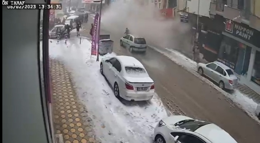 Malatya'da, 5 katlı binanın depremde çökme anı kamerada