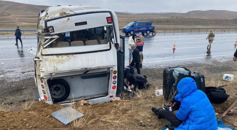 Van'da sporcuları taşıyan midibüs takla attı!