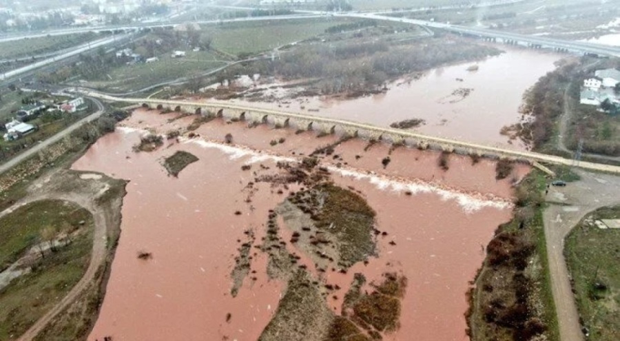 Kızılırmak kızıl renge büründü