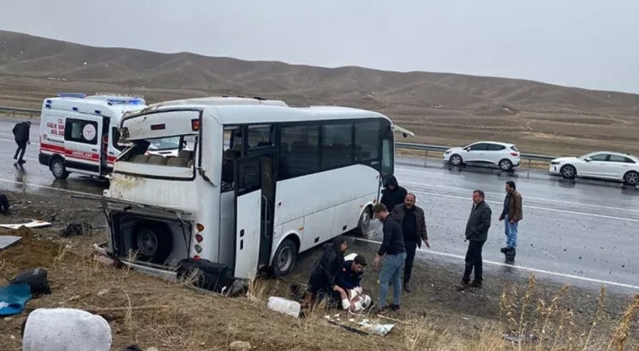 Van'da sporcuları taşıyan midibüs devrildi: 11 yaralı