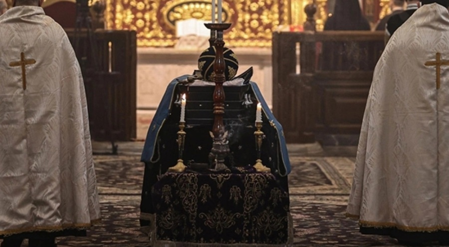 Kiliseye sarhoş gelen rahip cemaat tarafından kovuldu