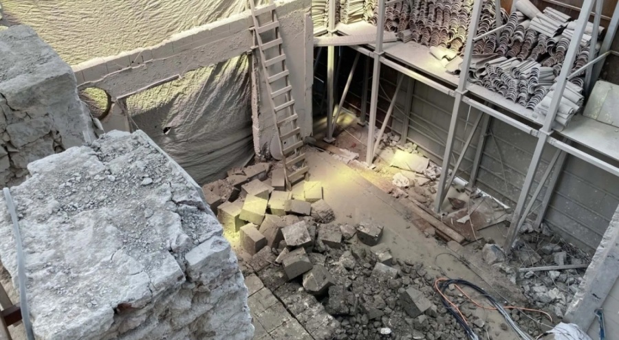 Kız Kulesi'nin duvarlarından deniz kumu ve midye kabuğu çıktı