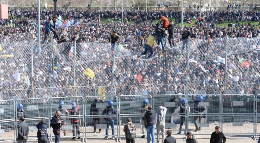 Diyarbakır'da nevruz kutlamasında 5 polis yaralandı!