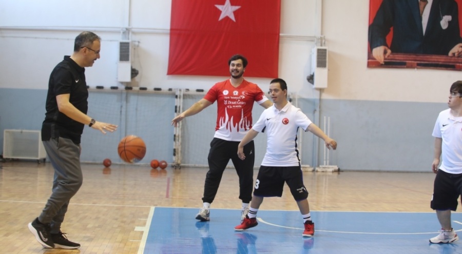 Bakan Kasapoğlu, down sendromlu milli sporcular ile basketbol oynadı