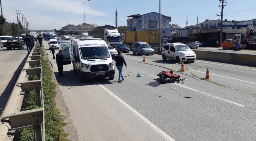 Feci kaza!  Devrilen motosiklet tırın altında kaldı