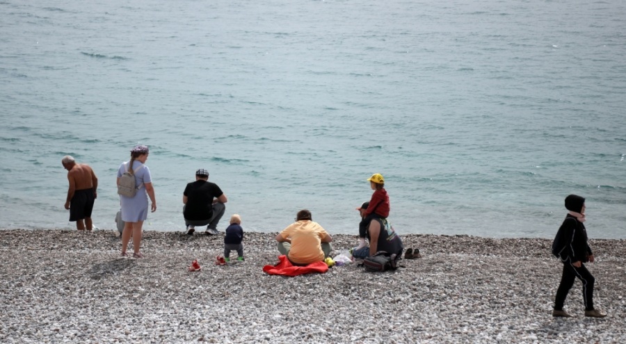 Antalya'da güneşli havayı gören vatandaşlar sahillere akın etti