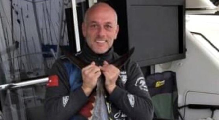 Cam kapıya çarpıp yaşamını yitirdi