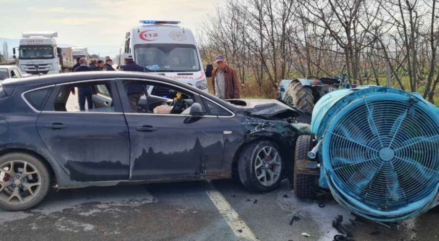 Bursa'da otomobille traktör çarpıştı: 2 yaralı