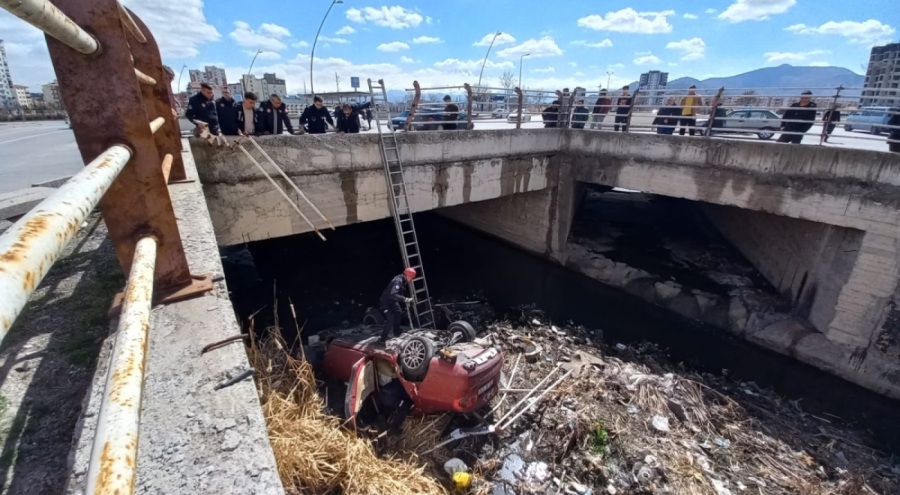 Sulama kanalına düşen araçtan yara almadan çıktılar