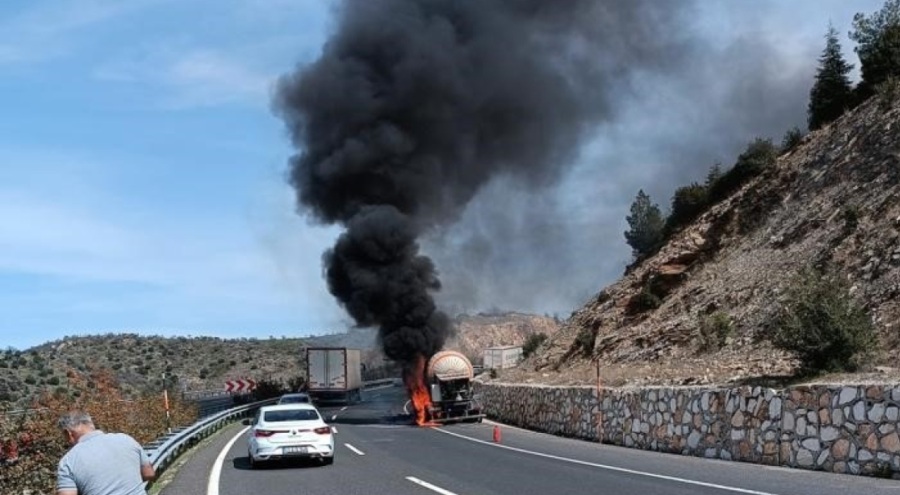 Karbondioksit taşıyan tanker yandı