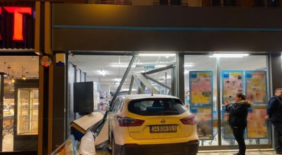 Fren yerine gaza basınca yol kenarındaki markete daldı