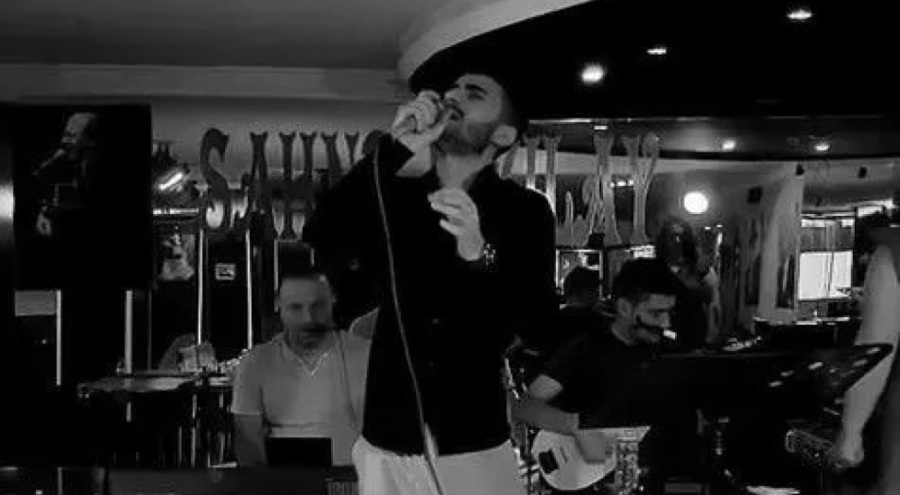 Şarkıcı sahnedeyken kendi ölüm haberini aldı! Annesi ağlayarak aradı