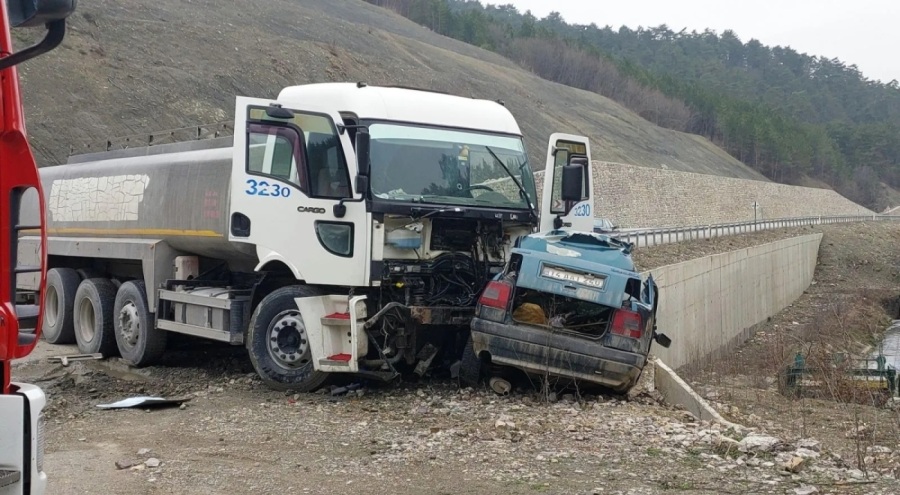 Feci kaza! Kontrolden çıkan otomobil su tankeriyle çarpıştı