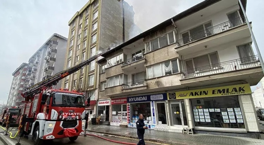 Eskişehir'de 3 katlı binada yangın çıktı