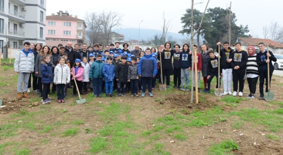 Bursa'da öğrenciler fidan dikme kampanyasına katıldılar