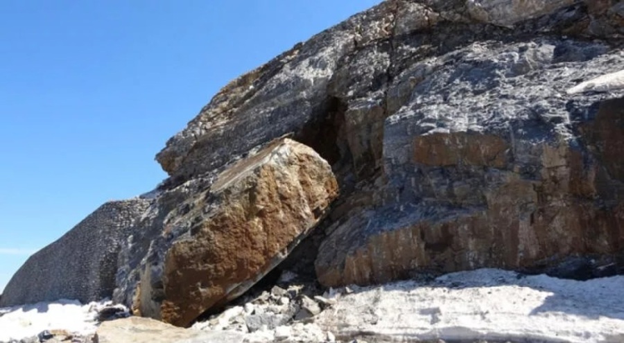 Bitlis-Tatvan kara yolu, düşen kaya nedeniyle trafiğe kapandı