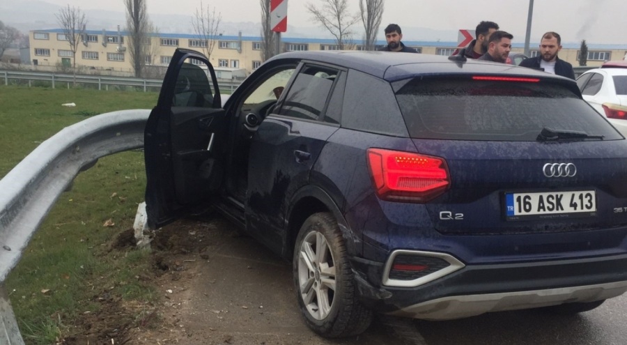 Bursa'da otomobil bariyerlere çarptı! 2 kişi yaralandı