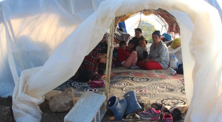 8 kişilik depremzede aile sebze serasında kalıyor