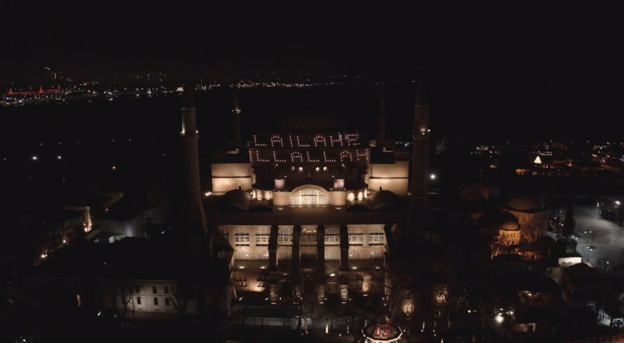 Ayasofya Camii'ne Ramazan mahyası asıldı