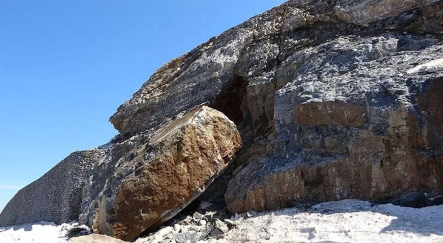Bitlis-Tatvan kara yolu düşen kaya nedeniyle kapatıldı