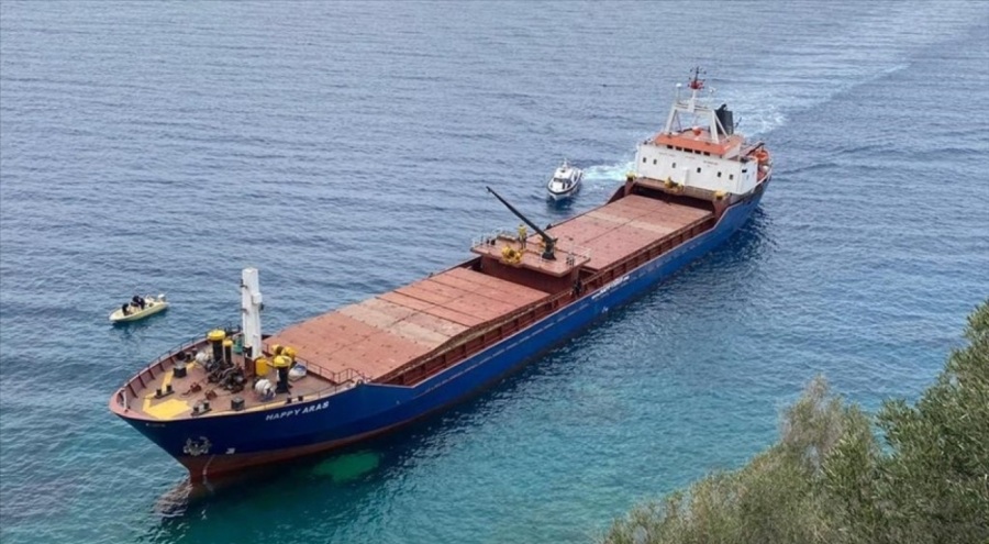 Yük gemisi Datça açıklarında karaya oturdu