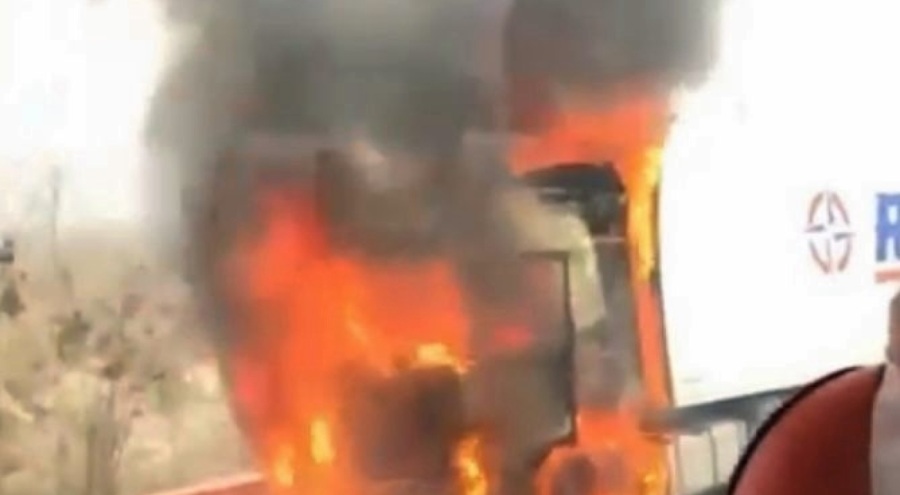 Otoyolda tırın kupasında yangın çıktı