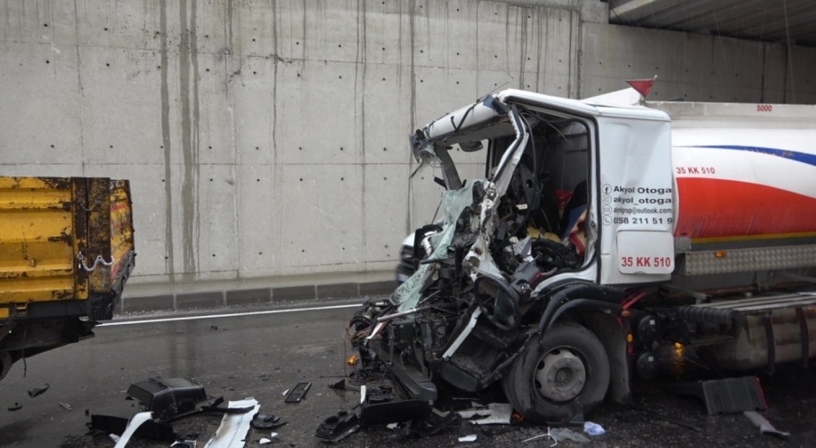 TIR'ın damperine ok gibi saplandı