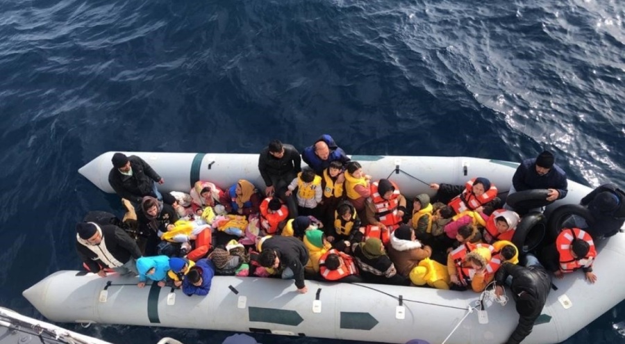 İzmir Dikili'de 53 göçmen kurtarıldı