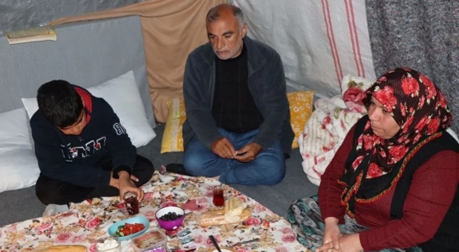 Çadır ve konteyner kentlerde ilk sahura kalkıldı