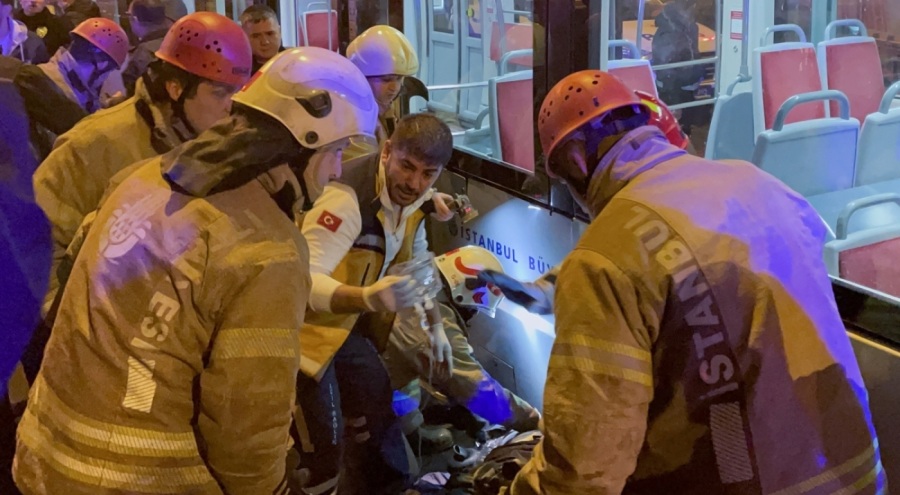 İstanbul'da korkunç kaza! Karşıya geçmeye çalışırken tramvay çarptı