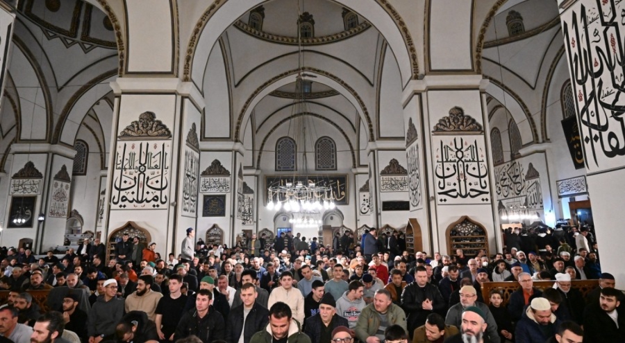 İlk teravih Bursa tarihi Ulu Cami'de kılındı